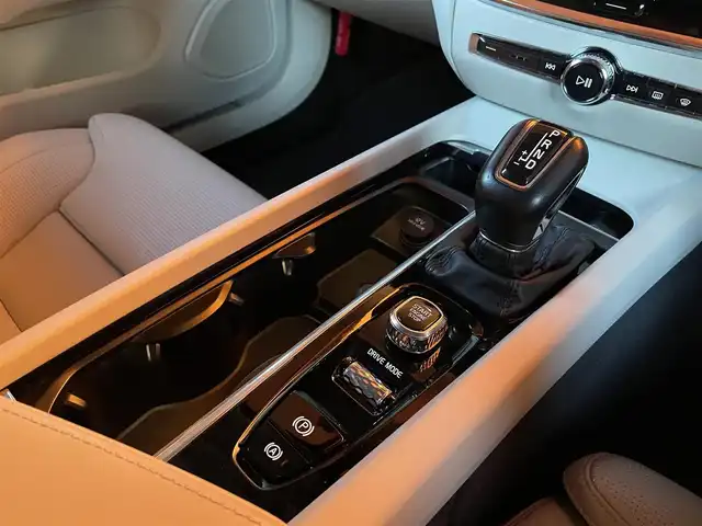 ボルボ Ｖ６０ T5 インスクリプション 愛知県 2018(平30)年 3.6万km デニムブルーメタリック ・アダプティブクルーズコントロール/・純正ＨＤＤナビ／ＵＳＢ／Ｂｌｕｅｔｏｏｔｈ／ＣＤ／ＤＶＤ／ＡｐｐｌｅＣａｒＰｌａｙ/・全方位カメラ/・白革シート／シートヒーター/・社外前後ドライブレコーダー/・フルセグ/・ETC/・純正19AW/・パーキングアシスト/・アイドリングストップ/・スマートキー/・スペアキー/・パワーシート/・レーンキープアシスト/・オートライト/・LEDライト/・自動駐車/・保証書
