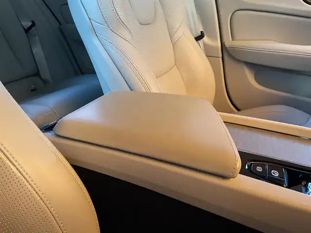 ボルボ Ｖ６０ T5 インスクリプション 愛知県 2018(平30)年 3.6万km デニムブルーメタリック ・アダプティブクルーズコントロール/・純正ＨＤＤナビ／ＵＳＢ／Ｂｌｕｅｔｏｏｔｈ／ＣＤ／ＤＶＤ／ＡｐｐｌｅＣａｒＰｌａｙ/・全方位カメラ/・白革シート／シートヒーター/・社外前後ドライブレコーダー/・フルセグ/・ETC/・純正19AW/・パーキングアシスト/・アイドリングストップ/・スマートキー/・スペアキー/・パワーシート/・レーンキープアシスト/・オートライト/・LEDライト/・自動駐車/・保証書