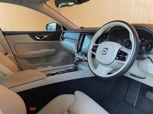 ボルボ Ｖ６０ T5 インスクリプション 愛知県 2018(平30)年 3.6万km デニムブルーメタリック ・アダプティブクルーズコントロール/・純正ＨＤＤナビ／ＵＳＢ／Ｂｌｕｅｔｏｏｔｈ／ＣＤ／ＤＶＤ／ＡｐｐｌｅＣａｒＰｌａｙ/・全方位カメラ/・白革シート／シートヒーター/・社外前後ドライブレコーダー/・フルセグ/・ETC/・純正19AW/・パーキングアシスト/・アイドリングストップ/・スマートキー/・スペアキー/・パワーシート/・レーンキープアシスト/・オートライト/・LEDライト/・自動駐車/・保証書