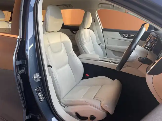 ボルボ Ｖ６０ T5 インスクリプション 愛知県 2018(平30)年 3.6万km デニムブルーメタリック ・アダプティブクルーズコントロール/・純正ＨＤＤナビ／ＵＳＢ／Ｂｌｕｅｔｏｏｔｈ／ＣＤ／ＤＶＤ／ＡｐｐｌｅＣａｒＰｌａｙ/・全方位カメラ/・白革シート／シートヒーター/・社外前後ドライブレコーダー/・フルセグ/・ETC/・純正19AW/・パーキングアシスト/・アイドリングストップ/・スマートキー/・スペアキー/・パワーシート/・レーンキープアシスト/・オートライト/・LEDライト/・自動駐車/・保証書