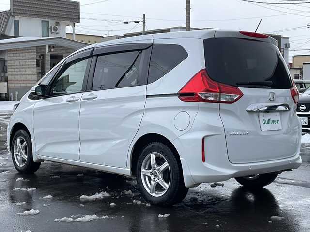 ホンダ フリード＋ G ホンダセンシング 道北・旭川 2022(令4)年 2万km プラチナホワイトパール 4WD/ワンオーナー/純正メモリナビ/ CD/DVD/SD/MSV/BT/USB/フルセグ/バックカメラ/衝突軽減ブレーキ/レーダークルーズコントロール/アイドリングストップ/レーンキープ /両側パワースライドドア /シートヒーター /ミラーヒーター /オートライト/LEDヘッドライト/フォグライト/ライトレベライザー /ビルトインETC/前後ドライブレコーダー/革調シートカバー/純正エンジンスターター /純正フロアマット/ドアバイザー/社外AWサマータイヤ積み込み