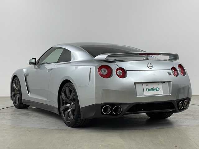 日産 ＧＴ－Ｒ プレミアムエディション 道央・札幌 2009(平21)年 1万km アルティメイトメタルシルバー ・４WD/ツインターボ/・BOSEサウンドシステム/・純正HDDメーカーナビ/（CD/DVD/AM/FM/ワンセグTV）/・HIDヘッドライト/・クルーズコントロール/・プッシュスタート/・スマートキー/・バックカメラ/・純正フロアマット/・レーダー探知機/・ETC/・横滑り防止装置/・盗難防止装置