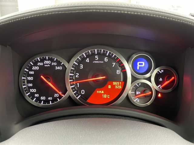 日産 ＧＴ－Ｒ プレミアムエディション 道央・札幌 2009(平21)年 1万km アルティメイトメタルシルバー ・４WD/ツインターボ/・BOSEサウンドシステム/・純正HDDメーカーナビ/（CD/DVD/AM/FM/ワンセグTV）/・HIDヘッドライト/・クルーズコントロール/・プッシュスタート/・スマートキー/・バックカメラ/・純正フロアマット/・レーダー探知機/・ETC/・横滑り防止装置/・盗難防止装置