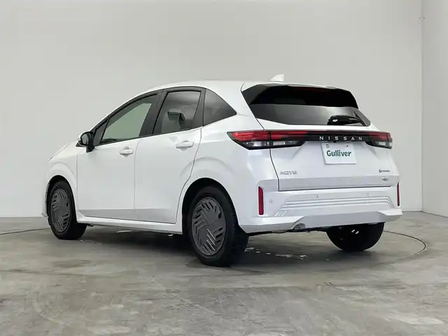 日産 ノート X 群馬県 2024(令6)年 0.3万km ピュアホワイトパール 禁煙車　純正９型ナビ（Bluetooth、SD、フルセグ、アップルカープレイ）バックカメラ　オートマチックハイビーム　標識認識機能　コーナーセンサー　LEDヘッドライト　電動パーキング　スマートキー