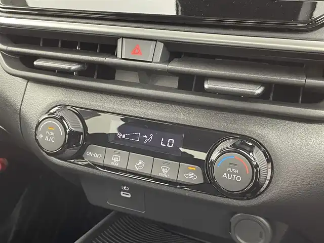 日産 ノート X 群馬県 2024(令6)年 0.3万km ピュアホワイトパール 禁煙車　純正９型ナビ（Bluetooth、SD、フルセグ、アップルカープレイ）バックカメラ　オートマチックハイビーム　標識認識機能　コーナーセンサー　LEDヘッドライト　電動パーキング　スマートキー