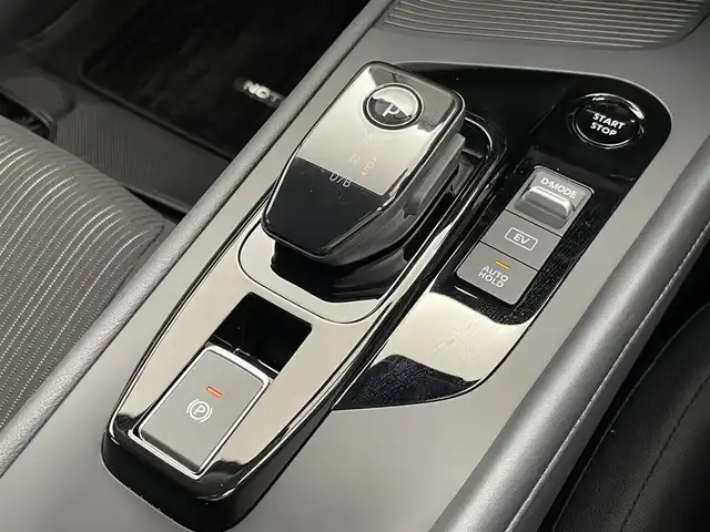 日産 ノート X 群馬県 2024(令6)年 0.3万km ピュアホワイトパール 禁煙車　純正９型ナビ（Bluetooth、SD、フルセグ、アップルカープレイ）バックカメラ　オートマチックハイビーム　標識認識機能　コーナーセンサー　LEDヘッドライト　電動パーキング　スマートキー