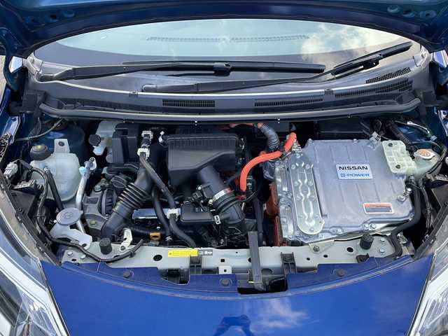 日産 ノート e－パワーオーテック 道東・釧路十勝 2019(令1)年 6.8万km オーロラフレアブルーパール 純正SDナビ/・フルセグ/CD/DVD/BT/AUX/ラジオ/アラウンドビューモニター/デジタルインナーミラー/エマージェンシーブレーキ/車線逸脱警報/ハイビームアシスト/運転席アームレスト/ステアリングスイッチ/プッシュスタート/スマートキー/純正フロアマット/ドアバイザー/2025年製サマータイヤ装着