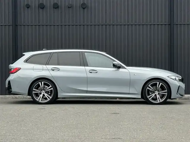 ＢＭＷ ＢＭＷ ３２０ｄ xDrive ツーリング Mスポーツ 福島県 2024(令6)年 1.2万km グレー ハンズ・オフ・アシスト/BMWヘッドアップ・ディスプレイ/アクティブ・クルーズ・コントロール（ストップ&ゴー機能付）/ステアリング&レーン・コントロール・アシスト/レーン・ディパーチャー・ウォーニング/レーン・キーピング・アシスト/レーン・チェンジ・ウォーニング/クロス・トラフィック・ウォーニング（フロント&リヤ）/クロスロード・ウォーニング/ワイヤレス・チャージング/ヴァーネスカ・レザー/パワーシート(前席)/シートヒーター(前席)/パワーリアゲート/フットオープナー/純正HDDナビ(BT/USB/Type-C)/360°カメラ/バックカメラ/純正19AW/ドライブレコーダー(前後)/ミラー一体型ETC