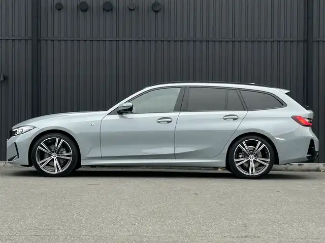 ＢＭＷ ＢＭＷ ３２０ｄ xDrive ツーリング Mスポーツ 福島県 2024(令6)年 1.2万km グレー ハンズ・オフ・アシスト/BMWヘッドアップ・ディスプレイ/アクティブ・クルーズ・コントロール（ストップ&ゴー機能付）/ステアリング&レーン・コントロール・アシスト/レーン・ディパーチャー・ウォーニング/レーン・キーピング・アシスト/レーン・チェンジ・ウォーニング/クロス・トラフィック・ウォーニング（フロント&リヤ）/クロスロード・ウォーニング/ワイヤレス・チャージング/ヴァーネスカ・レザー/パワーシート(前席)/シートヒーター(前席)/パワーリアゲート/フットオープナー/純正HDDナビ(BT/USB/Type-C)/360°カメラ/バックカメラ/純正19AW/ドライブレコーダー(前後)/ミラー一体型ETC