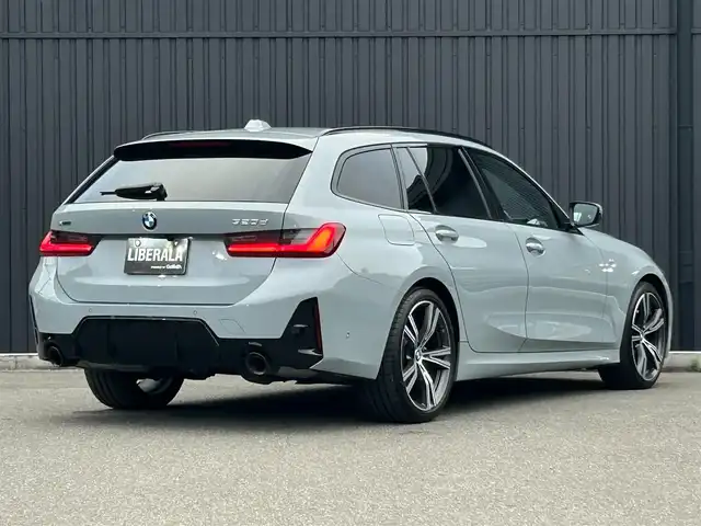 ＢＭＷ ＢＭＷ ３２０ｄ xDrive ツーリング Mスポーツ 福島県 2024(令6)年 1.2万km グレー ハンズ・オフ・アシスト/BMWヘッドアップ・ディスプレイ/アクティブ・クルーズ・コントロール（ストップ&ゴー機能付）/ステアリング&レーン・コントロール・アシスト/レーン・ディパーチャー・ウォーニング/レーン・キーピング・アシスト/レーン・チェンジ・ウォーニング/クロス・トラフィック・ウォーニング（フロント&リヤ）/クロスロード・ウォーニング/ワイヤレス・チャージング/ヴァーネスカ・レザー/パワーシート(前席)/シートヒーター(前席)/パワーリアゲート/フットオープナー/純正HDDナビ(BT/USB/Type-C)/360°カメラ/バックカメラ/純正19AW/ドライブレコーダー(前後)/ミラー一体型ETC