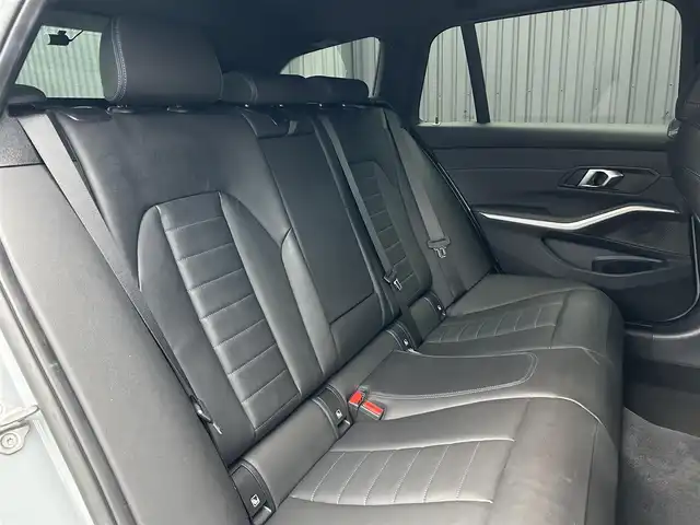 ＢＭＷ ＢＭＷ ３２０ｄ xDrive ツーリング Mスポーツ 福島県 2024(令6)年 1.2万km グレー ハンズ・オフ・アシスト/BMWヘッドアップ・ディスプレイ/アクティブ・クルーズ・コントロール（ストップ&ゴー機能付）/ステアリング&レーン・コントロール・アシスト/レーン・ディパーチャー・ウォーニング/レーン・キーピング・アシスト/レーン・チェンジ・ウォーニング/クロス・トラフィック・ウォーニング（フロント&リヤ）/クロスロード・ウォーニング/ワイヤレス・チャージング/ヴァーネスカ・レザー/パワーシート(前席)/シートヒーター(前席)/パワーリアゲート/フットオープナー/純正HDDナビ(BT/USB/Type-C)/360°カメラ/バックカメラ/純正19AW/ドライブレコーダー(前後)/ミラー一体型ETC