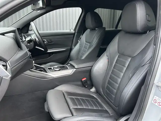 ＢＭＷ ＢＭＷ ３２０ｄ xDrive ツーリング Mスポーツ 福島県 2024(令6)年 1.2万km グレー ハンズ・オフ・アシスト/BMWヘッドアップ・ディスプレイ/アクティブ・クルーズ・コントロール（ストップ&ゴー機能付）/ステアリング&レーン・コントロール・アシスト/レーン・ディパーチャー・ウォーニング/レーン・キーピング・アシスト/レーン・チェンジ・ウォーニング/クロス・トラフィック・ウォーニング（フロント&リヤ）/クロスロード・ウォーニング/ワイヤレス・チャージング/ヴァーネスカ・レザー/パワーシート(前席)/シートヒーター(前席)/パワーリアゲート/フットオープナー/純正HDDナビ(BT/USB/Type-C)/360°カメラ/バックカメラ/純正19AW/ドライブレコーダー(前後)/ミラー一体型ETC
