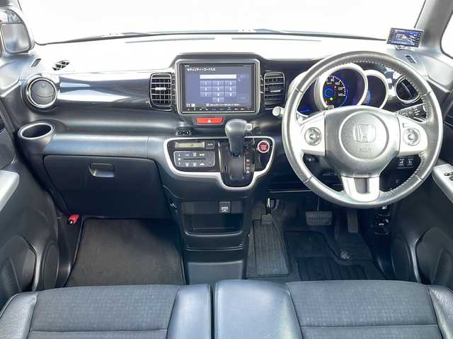 ホンダ Ｎ ＢＯＸ カスタム G ターボ Lパッケージ 山口県 2015(平27)年 8.4万km プレミアムホワイトパールⅡ (株)IDOMが運営する【じしゃロン宇部店】の自社ローン専用車両になります。こちらは現金またはオートローンご利用時の価格です。自社ローンご希望の方は別途その旨お申付け下さい。/純正ナビ　/バックモニター　/ドライブレコーダー　/チップアップシート　/ハーフレザーシート　/社外フロアマット　/両側パワースライドドア　/純正アルミホイール　/横滑り防止装置　/キセノンヘッドライト　/ＥＴＣ