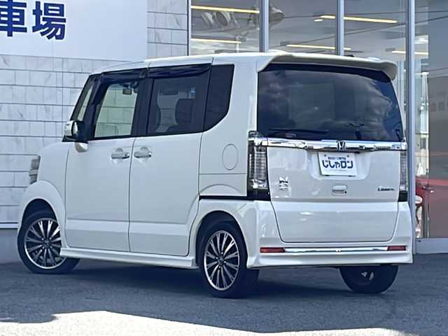 ホンダ Ｎ ＢＯＸ カスタム G ターボ Lパッケージ 山口県 2015(平27)年 8.4万km プレミアムホワイトパールⅡ (株)IDOMが運営する【じしゃロン宇部店】の自社ローン専用車両になります。こちらは現金またはオートローンご利用時の価格です。自社ローンご希望の方は別途その旨お申付け下さい。/純正ナビ　/バックモニター　/ドライブレコーダー　/チップアップシート　/ハーフレザーシート　/社外フロアマット　/両側パワースライドドア　/純正アルミホイール　/横滑り防止装置　/キセノンヘッドライト　/ＥＴＣ