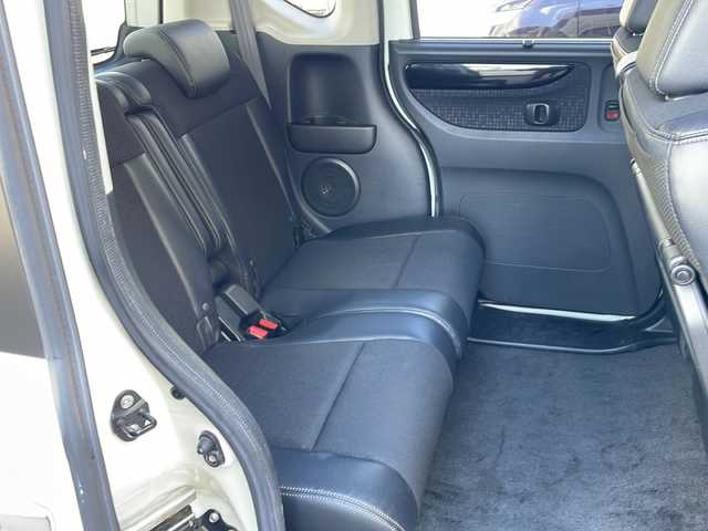 ホンダ Ｎ ＢＯＸ カスタム G ターボ Lパッケージ 山口県 2015(平27)年 8.4万km プレミアムホワイトパールⅡ (株)IDOMが運営する【じしゃロン宇部店】の自社ローン専用車両になります。こちらは現金またはオートローンご利用時の価格です。自社ローンご希望の方は別途その旨お申付け下さい。/純正ナビ　/バックモニター　/ドライブレコーダー　/チップアップシート　/ハーフレザーシート　/社外フロアマット　/両側パワースライドドア　/純正アルミホイール　/横滑り防止装置　/キセノンヘッドライト　/ＥＴＣ