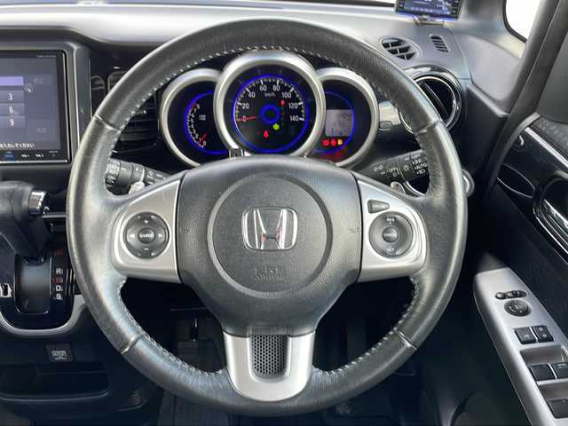 ホンダ Ｎ ＢＯＸ カスタム G ターボ Lパッケージ 山口県 2015(平27)年 8.4万km プレミアムホワイトパールⅡ (株)IDOMが運営する【じしゃロン宇部店】の自社ローン専用車両になります。こちらは現金またはオートローンご利用時の価格です。自社ローンご希望の方は別途その旨お申付け下さい。/純正ナビ　/バックモニター　/ドライブレコーダー　/チップアップシート　/ハーフレザーシート　/社外フロアマット　/両側パワースライドドア　/純正アルミホイール　/横滑り防止装置　/キセノンヘッドライト　/ＥＴＣ