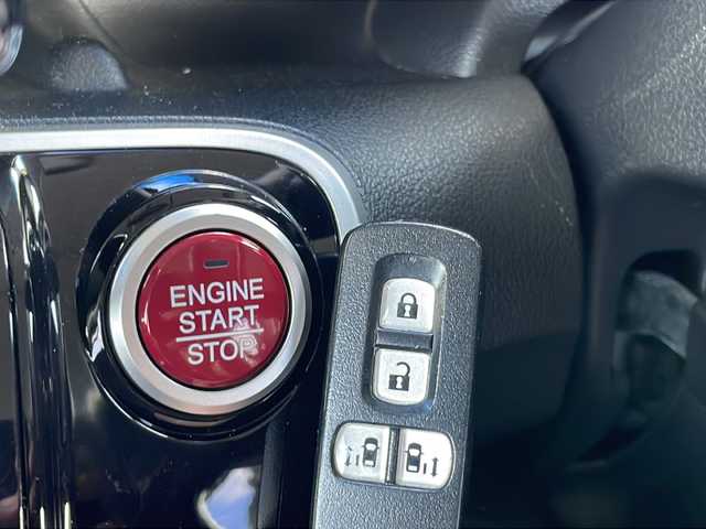 ホンダ Ｎ ＢＯＸ カスタム G ターボ Lパッケージ 山口県 2015(平27)年 8.4万km プレミアムホワイトパールⅡ (株)IDOMが運営する【じしゃロン宇部店】の自社ローン専用車両になります。こちらは現金またはオートローンご利用時の価格です。自社ローンご希望の方は別途その旨お申付け下さい。/純正ナビ　/バックモニター　/ドライブレコーダー　/チップアップシート　/ハーフレザーシート　/社外フロアマット　/両側パワースライドドア　/純正アルミホイール　/横滑り防止装置　/キセノンヘッドライト　/ＥＴＣ