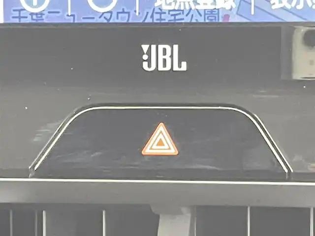 トヨタ ハリアー ハイブリッド Z レザーパッケージ 千葉県 2021(令3)年 3.2万km ホワイトパールクリスタルシャイン 禁煙車/ワンオーナー/トヨタセーフティセンス/・レーンディパーチャーアラート/・レーンキープアシスト/・プリクラッシュセーフティ/・プリクラッシュセーフティブレーキ/・ブラインドスポットモニター/・ヘッドアップディスプレイ/・クリアランスソナー/・レーダークルーズコントロール/モデリスタエアロ/JBLプレミアムサウンドシステム/パワーバックドア/デジタルインナーミラー/純正12.3インチディスプレイオーディオ/・コネクティッドナビ/・AUX/USB/Bluetooth/フルセグTV/・全方位カメラ/・ビルトインETC2.0/革巻きステアリング/・ステアリングスイッチ/・ステアリングヒーター/レザーシート/・DNパワーシート/・D席メモリ付き/・DNシートヒーター/・DNエアーシート/MT付きAT/純正フロアマット/純正19インチAW/オートライト/・オートマチックハイビーム/・LEDヘッドライト/・LEDフォグランプ