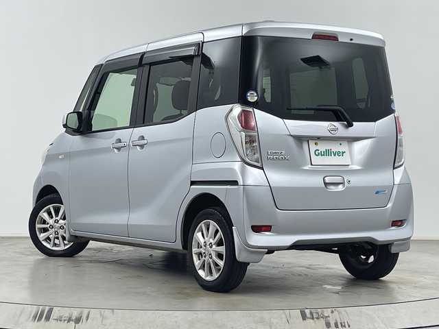 日産 デイズ ルークス X Vセレクション 埼玉県 2016(平28)年 8.8万km クールシルバー 純正ナビ　/全方位カメラ　/両側パワースライドドア　/ＥＴＣ　/前後ドライブレコーダー　/衝突軽減ブレーキ　/横滑り防止措置　/革巻きハンドル　/プッシュスタート　/スマートキー/サーキュレーター　/フロアマット/ドアバイザー