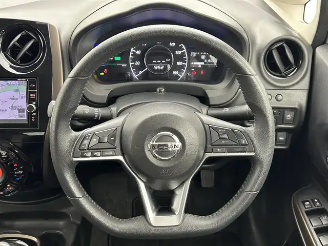 日産 ノート e－パワー メダリスト 熊本県 2018(平30)年 6.2万km ブリリアントホワイトパール 純正ナビ（ＣＤ・ＤＶＤ・フルセグ・ＢＴ・ＳＤ・ｉｐｏｄ・ＵＳＢ）/全周囲カメラ　/社外前方ドライブレコーダー　/ＥＴＣ　/前後クリアランスソナー　/レーダークルーズコントロール　/衝突軽減ブレーキ/エマージェンシーブレーキ/車線逸脱警報/踏み間違い防止アシスト/横滑り防止/ハーフレザーシート/オートライト/フォグライト/スマートキー/プッシュスタート/スペアキー1本/保証書/取扱説明書