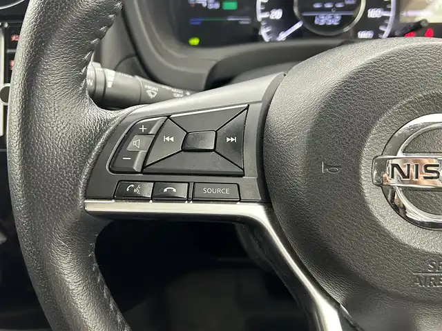 日産 ノート e－パワー メダリスト 熊本県 2018(平30)年 6.2万km ブリリアントホワイトパール 純正ナビ（ＣＤ・ＤＶＤ・フルセグ・ＢＴ・ＳＤ・ｉｐｏｄ・ＵＳＢ）/全周囲カメラ　/社外前方ドライブレコーダー　/ＥＴＣ　/前後クリアランスソナー　/レーダークルーズコントロール　/衝突軽減ブレーキ/エマージェンシーブレーキ/車線逸脱警報/踏み間違い防止アシスト/横滑り防止/ハーフレザーシート/オートライト/フォグライト/スマートキー/プッシュスタート/スペアキー1本/保証書/取扱説明書