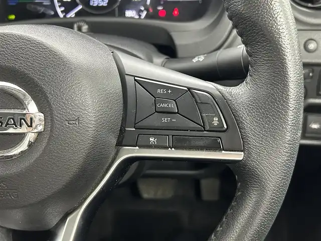 日産 ノート e－パワー メダリスト 熊本県 2018(平30)年 6.2万km ブリリアントホワイトパール 純正ナビ（ＣＤ・ＤＶＤ・フルセグ・ＢＴ・ＳＤ・ｉｐｏｄ・ＵＳＢ）/全周囲カメラ　/社外前方ドライブレコーダー　/ＥＴＣ　/前後クリアランスソナー　/レーダークルーズコントロール　/衝突軽減ブレーキ/エマージェンシーブレーキ/車線逸脱警報/踏み間違い防止アシスト/横滑り防止/ハーフレザーシート/オートライト/フォグライト/スマートキー/プッシュスタート/スペアキー1本/保証書/取扱説明書