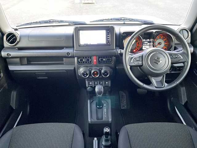 スズキ ジムニー XC 山口県 2020(令2)年 3.5万km ピュアホワイトP ワンオーナー/社外SDナビ/・フルセグテレビ/・CD／DVD/・Bluetooth/・AM/FM/・SD/・iPod/・USB接続/・MEMORY MUSIC/ETC/スマートキー×2/プッシュスタート/パートタイム4WD/デュアルセンサーブレーキサポート/ワンオーナー/LEDオートヘッドライト/フォグランプ/シートヒーター（運転席＋助手席）/IC付ターボ/電動格納ウィンカーミラー/フォグランプ/純正フロアマット/安全装備/・デュアルセンサーブレーキサポートII/・誤発進抑制機能/・後方誤発進抑制機能/・低速時ブレーキサポート（前進・後退）/・パーキングセンサー（フロント・リヤ）/・車線逸脱警報機能/・車線逸脱抑制機能/・ふらつき警報機能/・発進お知らせ機能［先行車・信号切り替わり］/・ハイビームアシスト/・アダプティブクルーズコントロール［全車速追従機能付］ /・標識認識機能/・ヒルホールドコントロール/取扱説明書/保証書