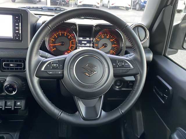 スズキ ジムニー XC 山口県 2020(令2)年 3.5万km ピュアホワイトP ワンオーナー/社外SDナビ/・フルセグテレビ/・CD／DVD/・Bluetooth/・AM/FM/・SD/・iPod/・USB接続/・MEMORY MUSIC/ETC/スマートキー×2/プッシュスタート/パートタイム4WD/デュアルセンサーブレーキサポート/ワンオーナー/LEDオートヘッドライト/フォグランプ/シートヒーター（運転席＋助手席）/IC付ターボ/電動格納ウィンカーミラー/フォグランプ/純正フロアマット/安全装備/・デュアルセンサーブレーキサポートII/・誤発進抑制機能/・後方誤発進抑制機能/・低速時ブレーキサポート（前進・後退）/・パーキングセンサー（フロント・リヤ）/・車線逸脱警報機能/・車線逸脱抑制機能/・ふらつき警報機能/・発進お知らせ機能［先行車・信号切り替わり］/・ハイビームアシスト/・アダプティブクルーズコントロール［全車速追従機能付］ /・標識認識機能/・ヒルホールドコントロール/取扱説明書/保証書