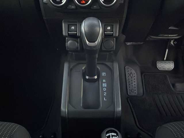 スズキ ジムニー XC 山口県 2020(令2)年 3.5万km ピュアホワイトP ワンオーナー/社外SDナビ/・フルセグテレビ/・CD／DVD/・Bluetooth/・AM/FM/・SD/・iPod/・USB接続/・MEMORY MUSIC/ETC/スマートキー×2/プッシュスタート/パートタイム4WD/デュアルセンサーブレーキサポート/ワンオーナー/LEDオートヘッドライト/フォグランプ/シートヒーター（運転席＋助手席）/IC付ターボ/電動格納ウィンカーミラー/フォグランプ/純正フロアマット/安全装備/・デュアルセンサーブレーキサポートII/・誤発進抑制機能/・後方誤発進抑制機能/・低速時ブレーキサポート（前進・後退）/・パーキングセンサー（フロント・リヤ）/・車線逸脱警報機能/・車線逸脱抑制機能/・ふらつき警報機能/・発進お知らせ機能［先行車・信号切り替わり］/・ハイビームアシスト/・アダプティブクルーズコントロール［全車速追従機能付］ /・標識認識機能/・ヒルホールドコントロール/取扱説明書/保証書