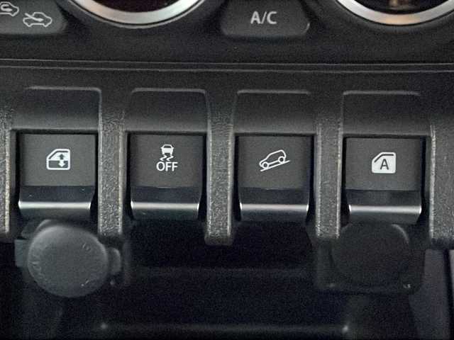 スズキ ジムニー XC 山口県 2020(令2)年 3.5万km ピュアホワイトP ワンオーナー/社外SDナビ/・フルセグテレビ/・CD／DVD/・Bluetooth/・AM/FM/・SD/・iPod/・USB接続/・MEMORY MUSIC/ETC/スマートキー×2/プッシュスタート/パートタイム4WD/デュアルセンサーブレーキサポート/ワンオーナー/LEDオートヘッドライト/フォグランプ/シートヒーター（運転席＋助手席）/IC付ターボ/電動格納ウィンカーミラー/フォグランプ/純正フロアマット/安全装備/・デュアルセンサーブレーキサポートII/・誤発進抑制機能/・後方誤発進抑制機能/・低速時ブレーキサポート（前進・後退）/・パーキングセンサー（フロント・リヤ）/・車線逸脱警報機能/・車線逸脱抑制機能/・ふらつき警報機能/・発進お知らせ機能［先行車・信号切り替わり］/・ハイビームアシスト/・アダプティブクルーズコントロール［全車速追従機能付］ /・標識認識機能/・ヒルホールドコントロール/取扱説明書/保証書