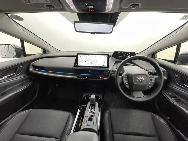 トヨタ プリウス Z 熊本県 2025(令7)年 1.2万km グレー ワンオーナー　/禁煙車　/純正１２．３インチディスプレイオーディオ（ApplCarPlay・AndroidAuto・BT・フルセグ・HDMI）/純正前後ドライブレコーダー　/パノラミックビュモニター/レーダークルーズコントロール/ビルトインＥＴＣ２．０　/衝突軽減ブレーキ/レーンキープアシスト/ブラインドスポットモニター/横滑り防止/パーキングアシスト/前後クリアランスソナー　/シートヒーター　/エアーシート　/ステアリングヒーター/１００Ｖ充電/社外フロアマット/純正19インチAW/オートライト/オートマチックハイビーム/LEDヘッドライト/スマートキー/プッシュスタート/スペアキー1本/保証書/取扱説明書