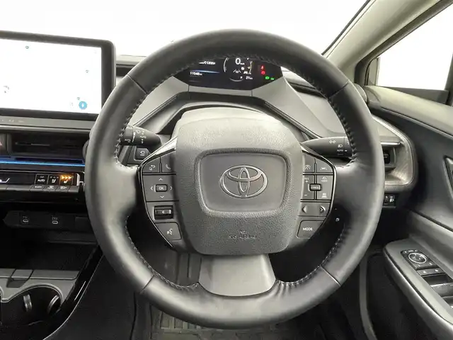 トヨタ プリウス Z 熊本県 2025(令7)年 1.2万km グレー ワンオーナー　/禁煙車　/純正１２．３インチディスプレイオーディオ（ApplCarPlay・AndroidAuto・BT・フルセグ・HDMI）/純正前後ドライブレコーダー　/パノラミックビュモニター/レーダークルーズコントロール/ビルトインＥＴＣ２．０　/衝突軽減ブレーキ/レーンキープアシスト/ブラインドスポットモニター/横滑り防止/パーキングアシスト/前後クリアランスソナー　/シートヒーター　/エアーシート　/ステアリングヒーター/１００Ｖ充電/社外フロアマット/純正19インチAW/オートライト/オートマチックハイビーム/LEDヘッドライト/スマートキー/プッシュスタート/スペアキー1本/保証書/取扱説明書