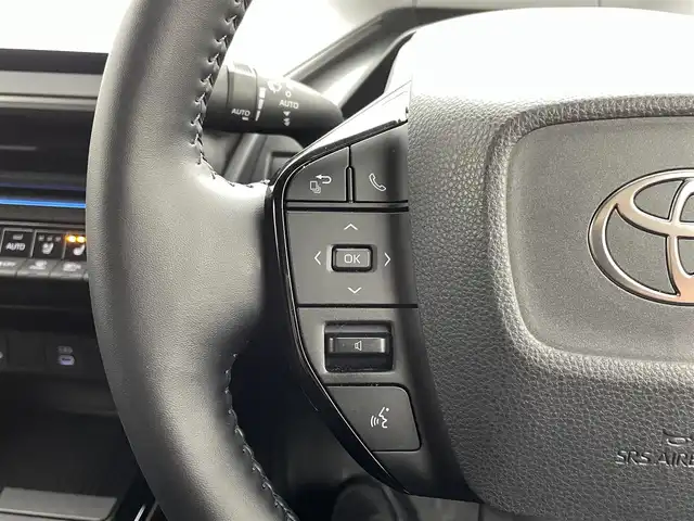 トヨタ プリウス Z 熊本県 2025(令7)年 1.2万km グレー ワンオーナー　/禁煙車　/純正１２．３インチディスプレイオーディオ（ApplCarPlay・AndroidAuto・BT・フルセグ・HDMI）/純正前後ドライブレコーダー　/パノラミックビュモニター/レーダークルーズコントロール/ビルトインＥＴＣ２．０　/衝突軽減ブレーキ/レーンキープアシスト/ブラインドスポットモニター/横滑り防止/パーキングアシスト/前後クリアランスソナー　/シートヒーター　/エアーシート　/ステアリングヒーター/１００Ｖ充電/社外フロアマット/純正19インチAW/オートライト/オートマチックハイビーム/LEDヘッドライト/スマートキー/プッシュスタート/スペアキー1本/保証書/取扱説明書