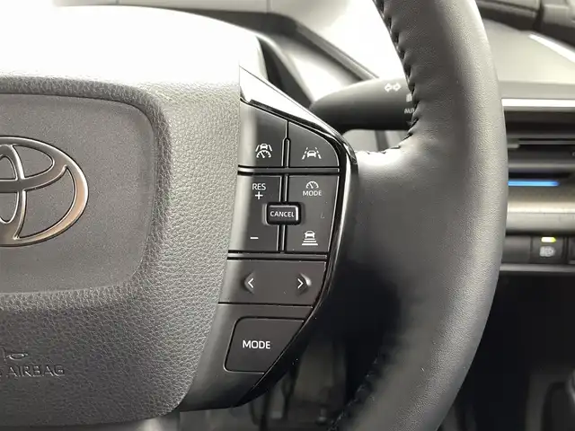 トヨタ プリウス Z 熊本県 2025(令7)年 1.2万km グレー ワンオーナー　/禁煙車　/純正１２．３インチディスプレイオーディオ（ApplCarPlay・AndroidAuto・BT・フルセグ・HDMI）/純正前後ドライブレコーダー　/パノラミックビュモニター/レーダークルーズコントロール/ビルトインＥＴＣ２．０　/衝突軽減ブレーキ/レーンキープアシスト/ブラインドスポットモニター/横滑り防止/パーキングアシスト/前後クリアランスソナー　/シートヒーター　/エアーシート　/ステアリングヒーター/１００Ｖ充電/社外フロアマット/純正19インチAW/オートライト/オートマチックハイビーム/LEDヘッドライト/スマートキー/プッシュスタート/スペアキー1本/保証書/取扱説明書