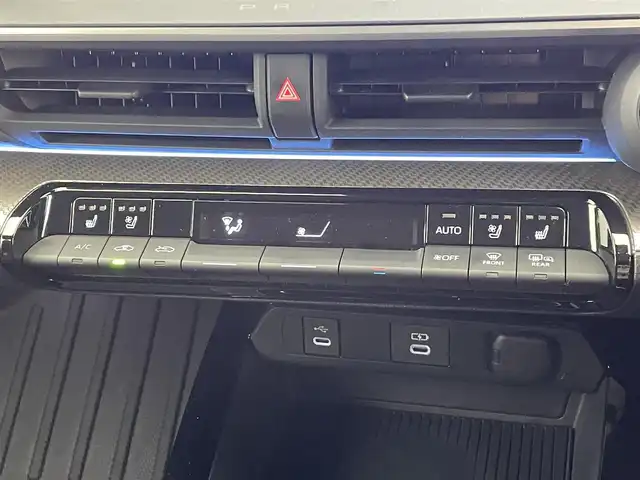 トヨタ プリウス Z 熊本県 2025(令7)年 1.2万km グレー ワンオーナー　/禁煙車　/純正１２．３インチディスプレイオーディオ（ApplCarPlay・AndroidAuto・BT・フルセグ・HDMI）/純正前後ドライブレコーダー　/パノラミックビュモニター/レーダークルーズコントロール/ビルトインＥＴＣ２．０　/衝突軽減ブレーキ/レーンキープアシスト/ブラインドスポットモニター/横滑り防止/パーキングアシスト/前後クリアランスソナー　/シートヒーター　/エアーシート　/ステアリングヒーター/１００Ｖ充電/社外フロアマット/純正19インチAW/オートライト/オートマチックハイビーム/LEDヘッドライト/スマートキー/プッシュスタート/スペアキー1本/保証書/取扱説明書