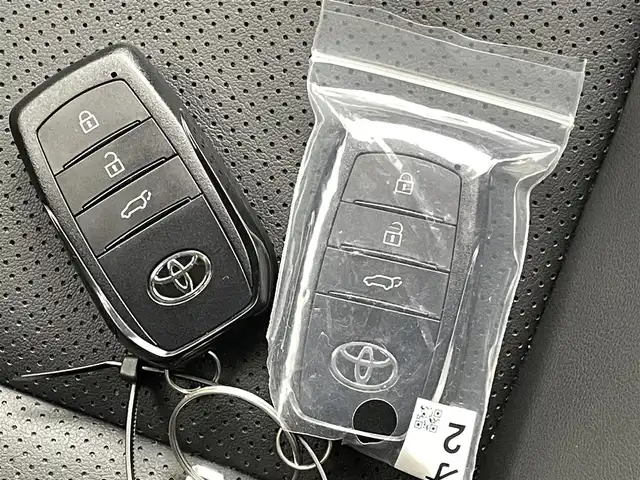 トヨタ プリウス Z 熊本県 2025(令7)年 1.2万km グレー ワンオーナー　/禁煙車　/純正１２．３インチディスプレイオーディオ（ApplCarPlay・AndroidAuto・BT・フルセグ・HDMI）/純正前後ドライブレコーダー　/パノラミックビュモニター/レーダークルーズコントロール/ビルトインＥＴＣ２．０　/衝突軽減ブレーキ/レーンキープアシスト/ブラインドスポットモニター/横滑り防止/パーキングアシスト/前後クリアランスソナー　/シートヒーター　/エアーシート　/ステアリングヒーター/１００Ｖ充電/社外フロアマット/純正19インチAW/オートライト/オートマチックハイビーム/LEDヘッドライト/スマートキー/プッシュスタート/スペアキー1本/保証書/取扱説明書