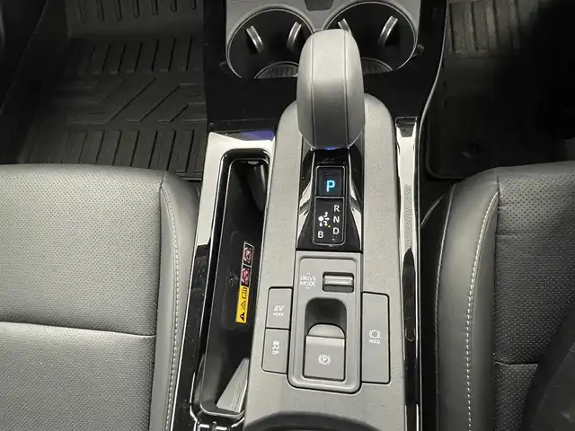 トヨタ プリウス Z 熊本県 2025(令7)年 1.2万km グレー ワンオーナー　/禁煙車　/純正１２．３インチディスプレイオーディオ（ApplCarPlay・AndroidAuto・BT・フルセグ・HDMI）/純正前後ドライブレコーダー　/パノラミックビュモニター/レーダークルーズコントロール/ビルトインＥＴＣ２．０　/衝突軽減ブレーキ/レーンキープアシスト/ブラインドスポットモニター/横滑り防止/パーキングアシスト/前後クリアランスソナー　/シートヒーター　/エアーシート　/ステアリングヒーター/１００Ｖ充電/社外フロアマット/純正19インチAW/オートライト/オートマチックハイビーム/LEDヘッドライト/スマートキー/プッシュスタート/スペアキー1本/保証書/取扱説明書