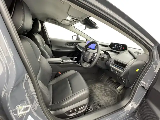 トヨタ プリウス Z 熊本県 2025(令7)年 1.2万km グレー ワンオーナー　/禁煙車　/純正１２．３インチディスプレイオーディオ（ApplCarPlay・AndroidAuto・BT・フルセグ・HDMI）/純正前後ドライブレコーダー　/パノラミックビュモニター/レーダークルーズコントロール/ビルトインＥＴＣ２．０　/衝突軽減ブレーキ/レーンキープアシスト/ブラインドスポットモニター/横滑り防止/パーキングアシスト/前後クリアランスソナー　/シートヒーター　/エアーシート　/ステアリングヒーター/１００Ｖ充電/社外フロアマット/純正19インチAW/オートライト/オートマチックハイビーム/LEDヘッドライト/スマートキー/プッシュスタート/スペアキー1本/保証書/取扱説明書