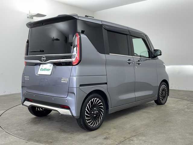 日産 ルークス HWS Gターボ アーバンクロム プロパイロットED 兵庫県 2024(令6)年 0.6万km チタニウムグレーメタリック ・純正9インチナビ/Bluetooth/TV/HDMI/・アラウンドビューモニター/・フロント&バックソナー/・インテリジェント エマージェンシーブレーキ/・踏み間違い衝突防止アシスト/・プロパイロット/・レーダクルーズコントロール/・インテリジェント LI（車線逸脱防止支援システム）/・LDW（車線逸脱警報）/・インテリジェント FCW（前方衝突予測警報）/・インテリジェント DA（ふらつき警報）/・標識検知機能/・道路標識表示/・速度標識表示/・先行車発進お知らせ/・アイドリングストップ/・イモビライザー/・デジタルインナーミラー/・電動パーキングブレーキ/・オートホールドブレーキ/・両側パワースライドドア/・ステアリングスイッチ/・ステアリングヒーター/・ハーフレザーシート/・シートヒーター/・LEDヘッドライト/・純正15インチアルミホイールタイヤ/・ETC/・純正ドライブレコーダー（前方・室内）/・予約ロックシステム