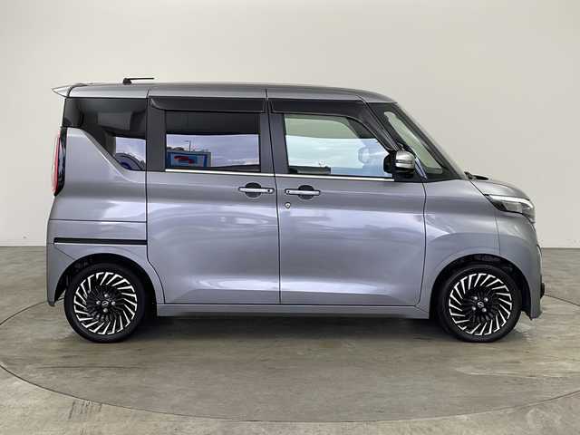 日産 ルークス HWS Gターボ アーバンクロム プロパイロットED 兵庫県 2024(令6)年 0.6万km チタニウムグレーメタリック ・純正9インチナビ/Bluetooth/TV/HDMI/・アラウンドビューモニター/・フロント&バックソナー/・インテリジェント エマージェンシーブレーキ/・踏み間違い衝突防止アシスト/・プロパイロット/・レーダクルーズコントロール/・インテリジェント LI（車線逸脱防止支援システム）/・LDW（車線逸脱警報）/・インテリジェント FCW（前方衝突予測警報）/・インテリジェント DA（ふらつき警報）/・標識検知機能/・道路標識表示/・速度標識表示/・先行車発進お知らせ/・アイドリングストップ/・イモビライザー/・デジタルインナーミラー/・電動パーキングブレーキ/・オートホールドブレーキ/・両側パワースライドドア/・ステアリングスイッチ/・ステアリングヒーター/・ハーフレザーシート/・シートヒーター/・LEDヘッドライト/・純正15インチアルミホイールタイヤ/・ETC/・純正ドライブレコーダー（前方・室内）/・予約ロックシステム