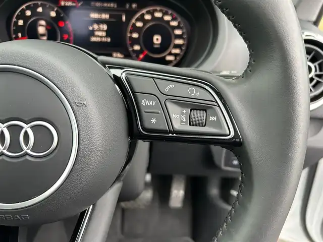 アウディ Ａ３ セダン 40TFSI クワトロスポーツ シグネチャーED 石川県 2020(令2)年 2.5万km パール 特別仕様車/コンビニエンスパッケージ/AUDIプレセンス/純正ナビ/　Bluetooth・AM/FM・CD・DVD・USB・AUX/フルセグTV/バックカメラ/ETC2.0/ドライブレコーダー/バーチャルコックピット/アクティブレーンアシスト/アダプティブクルーズコントロール/シートヒーター（D+N席）/パワーシート（D+N席）/アンチロック・ブレーキ・システム/衝突被害軽減システム/横滑り防止装置/前後コーナーセンサー/盗難防止装置/エアバッグ（W+サイド）/カーテンエアバッグ/純正アルミホイール/スマートキー