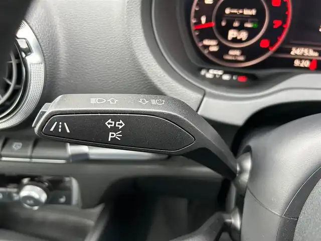 アウディ Ａ３ セダン 40TFSI クワトロスポーツ シグネチャーED 石川県 2020(令2)年 2.5万km パール 特別仕様車/コンビニエンスパッケージ/AUDIプレセンス/純正ナビ/　Bluetooth・AM/FM・CD・DVD・USB・AUX/フルセグTV/バックカメラ/ETC2.0/ドライブレコーダー/バーチャルコックピット/アクティブレーンアシスト/アダプティブクルーズコントロール/シートヒーター（D+N席）/パワーシート（D+N席）/アンチロック・ブレーキ・システム/衝突被害軽減システム/横滑り防止装置/前後コーナーセンサー/盗難防止装置/エアバッグ（W+サイド）/カーテンエアバッグ/純正アルミホイール/スマートキー