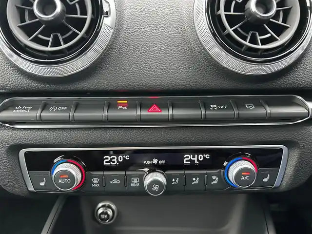 アウディ Ａ３ セダン 40TFSI クワトロスポーツ シグネチャーED 石川県 2020(令2)年 2.5万km パール 特別仕様車/コンビニエンスパッケージ/AUDIプレセンス/純正ナビ/　Bluetooth・AM/FM・CD・DVD・USB・AUX/フルセグTV/バックカメラ/ETC2.0/ドライブレコーダー/バーチャルコックピット/アクティブレーンアシスト/アダプティブクルーズコントロール/シートヒーター（D+N席）/パワーシート（D+N席）/アンチロック・ブレーキ・システム/衝突被害軽減システム/横滑り防止装置/前後コーナーセンサー/盗難防止装置/エアバッグ（W+サイド）/カーテンエアバッグ/純正アルミホイール/スマートキー