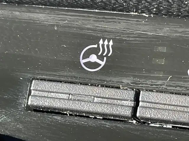 三菱 トライトン GSR 福岡県 2024(令6)年 2.6万km ダイヤモンドブラックマイカ 黒革シート/純正９インチナビ/フルセグTV/全周囲カメラ/衝突軽減/ＢＳＭ/ルーフレール/レーダークルーズコントロール/パーキングセンサー/パワーシート/ステアリングヒーター/前席シートヒーター/ＥＴＣ/純正ＡＷ