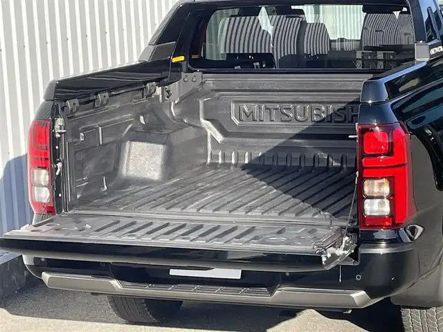 三菱 トライトン GSR 福岡県 2024(令6)年 2.6万km ダイヤモンドブラックマイカ 黒革シート/純正９インチナビ/フルセグTV/全周囲カメラ/衝突軽減/ＢＳＭ/ルーフレール/レーダークルーズコントロール/パーキングセンサー/パワーシート/ステアリングヒーター/前席シートヒーター/ＥＴＣ/純正ＡＷ