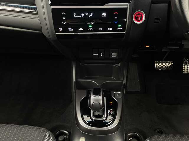 ホンダ フィット ハイブリット Sパッケージ 新潟県 2017(平29)年 2.6万km プレミアムホワイトパールⅡ 社外ナビ/　　フルセグ/CD/DVD/BT/バックカメラ/クルーズコントロール/LEDオートライト/純正アルミホイール車載/社外AW付サマータイヤ車載/ステアリングスイッチ/パドルシフト/アイドリングストップ/スマートキー/ETC