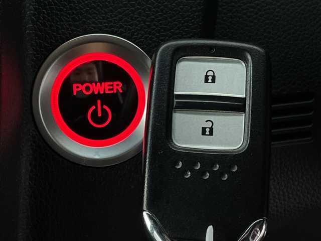 ホンダ フィット ハイブリット Sパッケージ 新潟県 2017(平29)年 2.6万km プレミアムホワイトパールⅡ 社外ナビ/　　フルセグ/CD/DVD/BT/バックカメラ/クルーズコントロール/LEDオートライト/純正アルミホイール車載/社外AW付サマータイヤ車載/ステアリングスイッチ/パドルシフト/アイドリングストップ/スマートキー/ETC