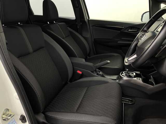 ホンダ フィット ハイブリット Sパッケージ 新潟県 2017(平29)年 2.6万km プレミアムホワイトパールⅡ 社外ナビ/　　フルセグ/CD/DVD/BT/バックカメラ/クルーズコントロール/LEDオートライト/純正アルミホイール車載/社外AW付サマータイヤ車載/ステアリングスイッチ/パドルシフト/アイドリングストップ/スマートキー/ETC