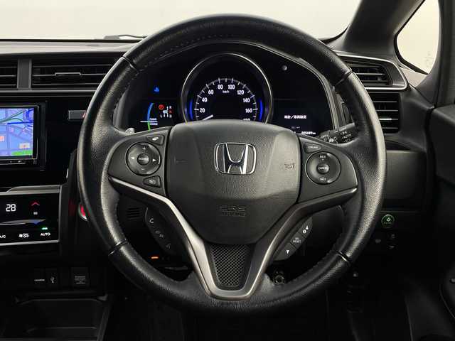 ホンダ フィット ハイブリット Sパッケージ 新潟県 2017(平29)年 2.6万km プレミアムホワイトパールⅡ 社外ナビ/　　フルセグ/CD/DVD/BT/バックカメラ/クルーズコントロール/LEDオートライト/純正アルミホイール車載/社外AW付サマータイヤ車載/ステアリングスイッチ/パドルシフト/アイドリングストップ/スマートキー/ETC