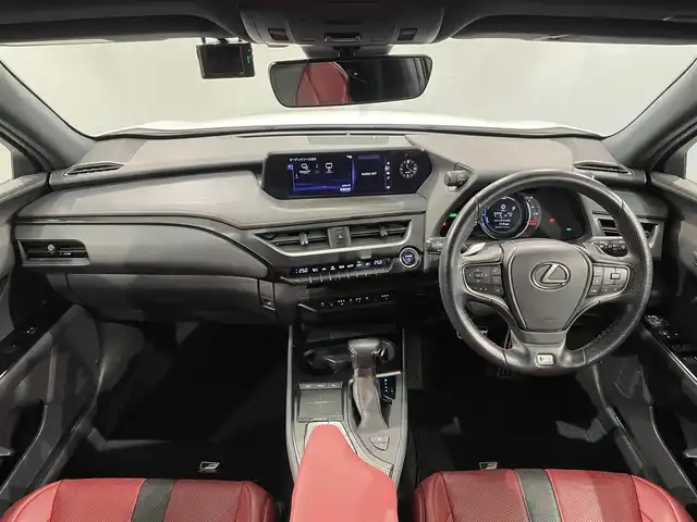 レクサス ＵＸ 250h Fスポーツ 愛知県 2021(令3)年 2.3万km ホワイトノーヴァガラスフレーク 純正１２．３インチナビ　/(Bluetooth/Miracast/FM/AM/SD/DISC/CarPlay/フルセグTV/AUX)/サンルーフ　/ブラインドスポットモニター　/赤革シート/三眼ＬＥＤヘッドライト/LEDフォグランプ/レクサスセーフティシステム　/　　-プリクラッシュセーフティ/　　-レーントレーニングアシスト/　　-オートマチックハイビーム　/　　-レーダークルーズコントロール/　　-ロードサインアシスト/　　-先行車発進告知機能/シートヒーター/シートベンチレーション　/ＥＴＣ２．０　/バックカメラ/ステアリングヒーター　/電動バックドア/クリアランスソナー/パワーシート（D席メモリ付）/ドライブレコーダー/パドルシフト/純正フロアマット